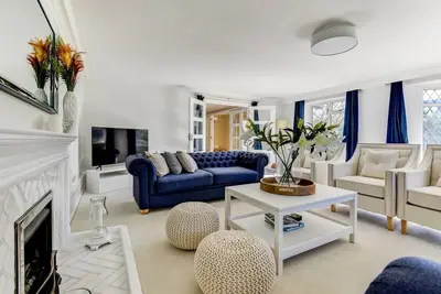 Image de Beautiful Large House Near Beach on the South Coast