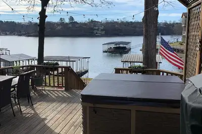 Image de Cottage -Private Hot Tub, Fire Pit, Covered Deck, 20 steps from Lake Hamilton