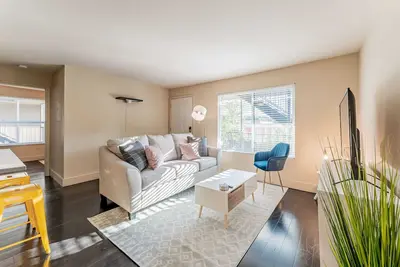 Image de Peaceful 2br king beds suite next to Downtown