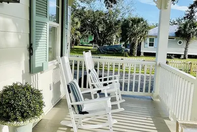 Image de Acadian cottage 1 minute walk to beach, 5 minutes to Old Town Bsl! Best location