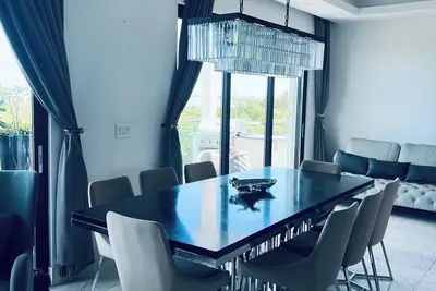 Image de Entire 3rd floor, Luxury Condo, Middle of Gracebay