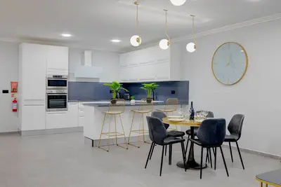 Image de Art Deco Luxury Apartment, Central Location