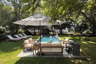 Image de Renovated Farmhouse on Vineyard w/ Heated Pool, mins from Beach + Farm