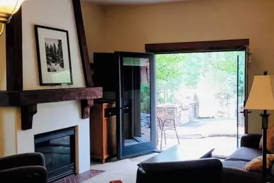 Image de 3 min walk to ski lift, 2 Bed 2 bath, heated parking, ski locker and hot tub