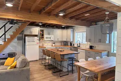 Image de Creek-Canyon Property, Acre-Fenced. Dogs Ok. 4bd+Entertainment Rm w-8 bunk beds