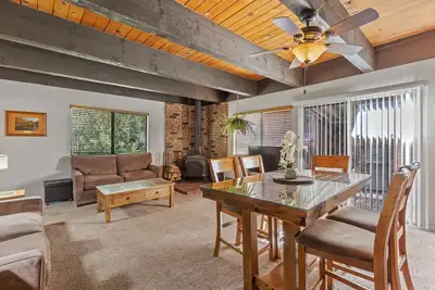 Image de Alderman 2b - Two-bedroom pet-friendly bungalow.