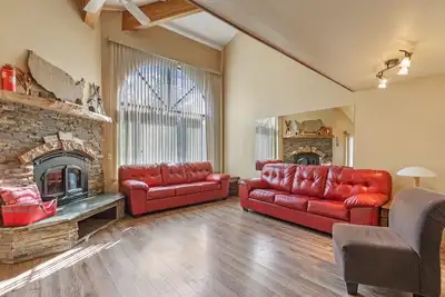Image de Edgewater 19, steps from the June Lake Marina.