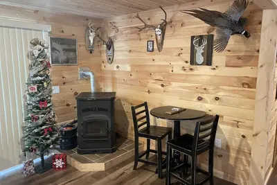 Image de Up Riverfront Cabin with rustic charm & modern amenities. Great for families!