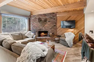 Image de Large, Luxurious Riverfront Townhouse