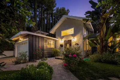 Image de Hidden Valley Pl - 90210 Villa with Canyon Views and a Large Private Backyard