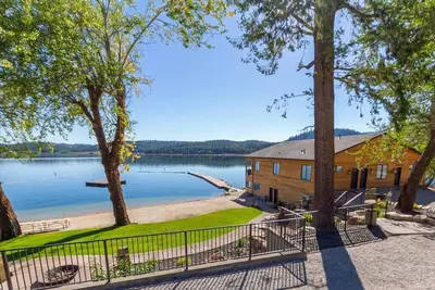 Image de Wonderful Triplex Unit With Spectacular Lake View!
