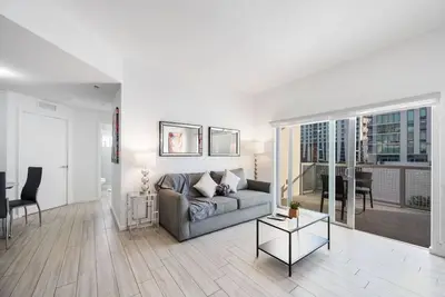 Subtle 2 Bed in Edgewater/Downtown W/ Free Parking