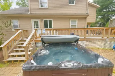 Image de Large 5br Home Sleeps 16! Hot Tub!