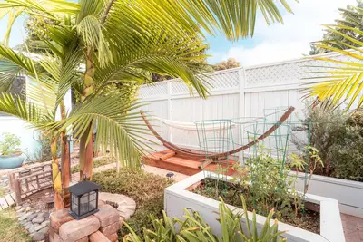 Image de Relax by the fire pit and hammock. Enjoy the King bed en suite.