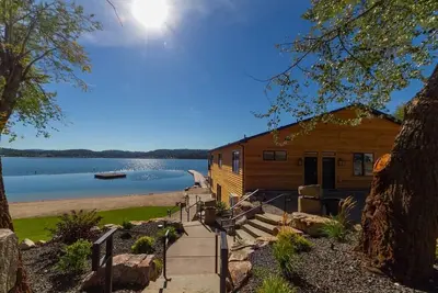 Image de Gorgeous Triplex Unit With Spectacular Lake Views!