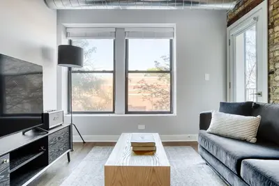 Image de Upscale Lakeview 2br w/ W/D, patio, walk to Wrigley Field, by Blueground