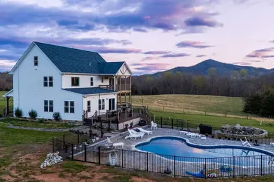 Image de New! Farmhouse Epic Views Fire-Pit 12ppl