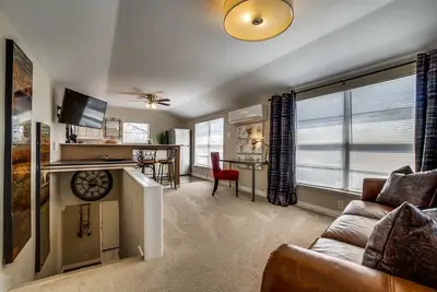 Image de Luxury! Location! Private! <br>New Loft style 1/1 in the Heart of East Dallas!