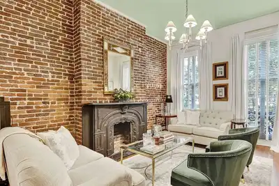 Image de Gorgeous Designer Apartment, Heated Pool Access