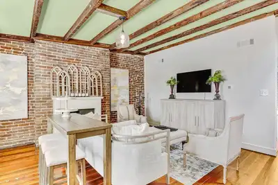 Image de Gorgeous Designer Apartment, Heated Pool Access