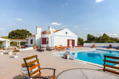 Image de Maison de campagne \"Sunset Landscape\" avec piscine partagée, jardin et Wi-Fi