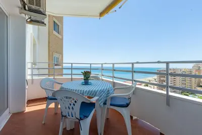 Image de Appartement de vacances \"Fuengirola\" avec vue sur la mer et la montagne, piscine partagée et Wi-Fi