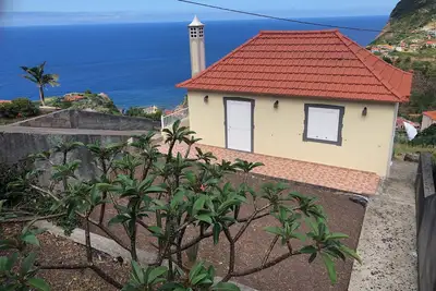 Image de Entire house with astonishing mountain and ocean view.