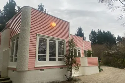 Image de The chic, pink house on the Alpine Pacific Leader Road.
