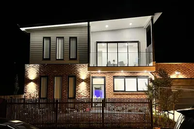 Image de Brand new family beach house, 150m from shops & beach with pool!