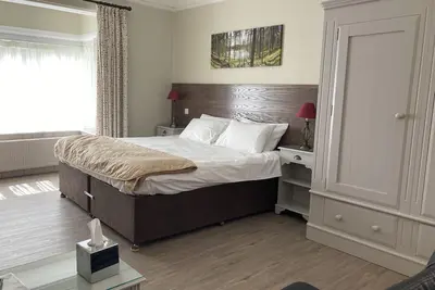 Image de Suite-Sdb privée avec baignoire à jets-Famille-Vue sur Jardin