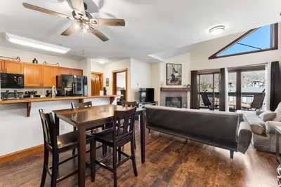 Image de Enjoy Incredible Mountain Views from Private Balcony, Shared Pool & Hot Tub!