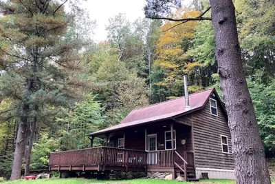 Image de Cozy Cabin in the woods 2 br + 1 loft br, 1 bath. Large deck, beautiful views