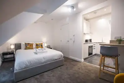 Image de Moderne-Studio-Salle de bain privée séparée