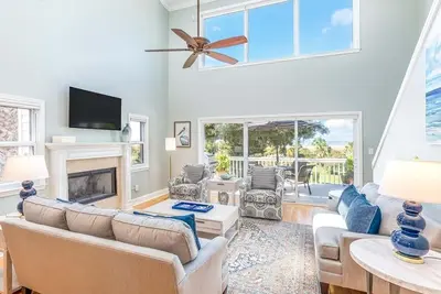 Image de A Salty Senorita | Luxurious + Beachfront Sunsets + Game Room!