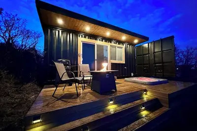 Image de “The Classic” Container Home, Private Hot Tub