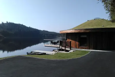 Image de Loch side property with private hot tub and own Loch