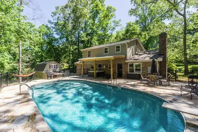Image de Downtown Family Retreat-Minutes to Dahlonega/Pool/5 Beds/3. 5 Baths!