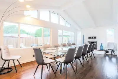 Image de Groovy Getaway | 4 King Beds | Hot Tub