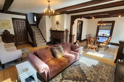 Image de Dramatic Mission-Style Accueil - Totalement mis à jour, Grand espace extérieur, Animaux domestiques