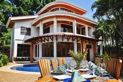 Image de Tamarindo Grand Villa. A walk to the beach!