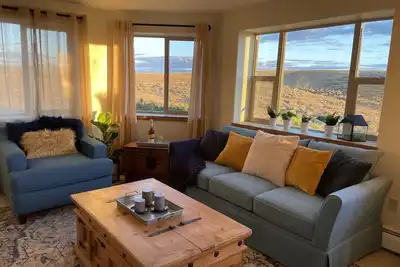 Image de 4 bedroom/2 bathroom suite in ranch house with separate entrance.