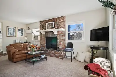 Image de Cozy 3bd, 1. 75ba Cottage - Wood Fireplace & Walkable to Dwtn