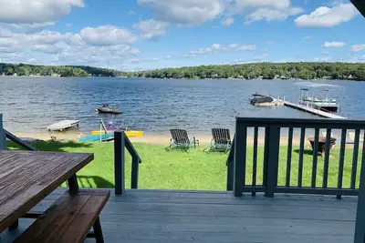 Image de Updated Lakefront House *outdoor tv and water toys- 10 min from UConn