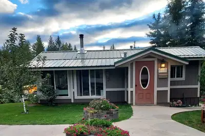 Image de Enjoy a clean, quiet, comfortable place in the woods all to yourself.