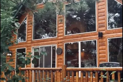 Image de Hayward, Round Lake Retreat! Private dock, 3 kayaks, beautifully maintained!
