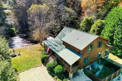 Image de Troutmendous on the River - 3 Br, Hot Tub, Charcoal Grill, Screened Porch!