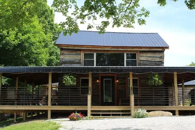 Image de Cozy Clubhouse Cabin for 4 guests - Hocking Hills - Hot Tub - Fire Ring - Wifi