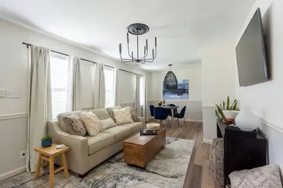 Image de Stylish & Relaxing 3 Bdr in Heart of East Memphis