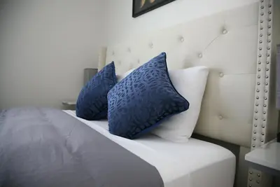 Image de 2 Bedroom / Downtown Location / 2 Queen beds / Disney+ & Hulu