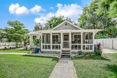 Image de Snowbird-friendly historical cottage with high-speed WiFi & washer/dryer